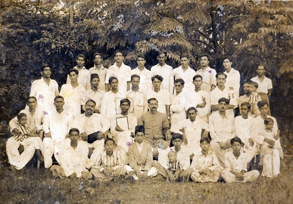 ১৯২৮ সালে কলকাতা বিশ্ববিদ্যালয় কর্তৃক "কবর" কবিতা নির্বাচিত হওয়ার পর ফরিদপুরের রাজেন্দ্র কলেজে জসীম উদ্‌দীন (সনদ হাতে)। Jasim Uddin received reception at Rajenra College, Faridpur after the selection of Kabar poem by the University of Calcutta while he was a student of I. A class in 1928